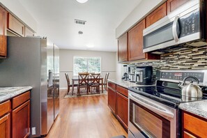 Geladeira, micro-ondas, cooktop, lava-louças