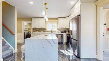 Fridge, microwave, stovetop, dishwasher