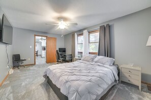 Desk, iron/ironing board, WiFi, bed sheets