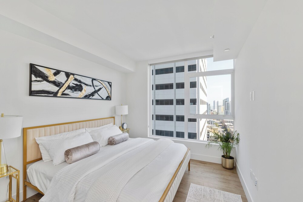 Photo inspiration: Gallery Detail: Luxury Downtown San Diego Condo High Floor Epic Views Resort