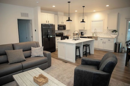 TV connectée, baby-foot, table de tennis de table. Enjoyable 4-bedroom house with AC in charming Taylor