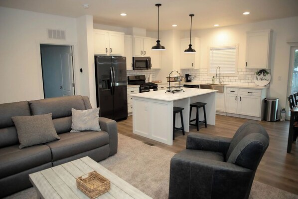 Living area - Enjoyable 4-bedroom house with AC in charming Taylor (Taylor)