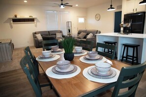 Smart TV, foosball, table tennis - Enjoyable 4-bedroom house with AC in charming Taylor (Taylor)