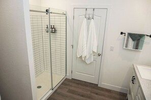 Shower, hair dryer, bidet, towels - Enjoyable 4-bedroom house with AC in charming Taylor (Taylor)