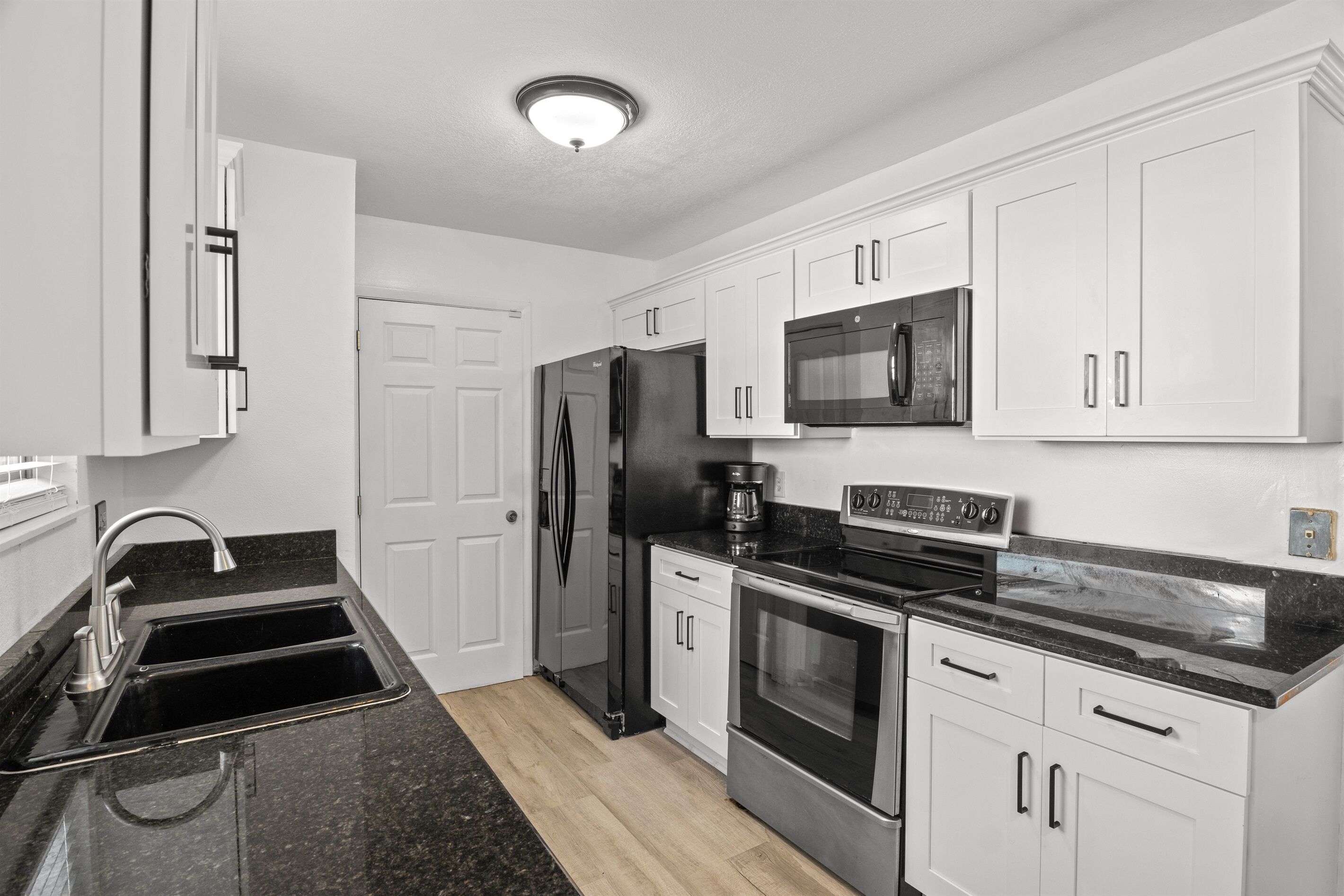 Geladeira, micro-ondas, fogão, cooktop