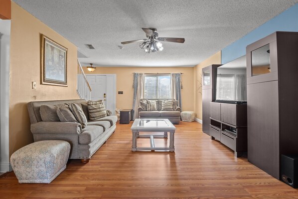 Smart TV, books - Home with Large Deck & Privacy Fenced in Backyard (Ocoee)