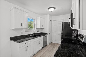 ثلاجة، ميكروويف، فرن، موقد طهي مسطح