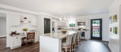 Kühlschrank, Mikrowelle, Wasserkocher mit Kaffee-/Teezubehör, Toaster