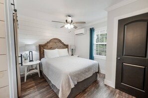 Iron/ironing board, WiFi - Baby Donkey + Baby Goats + Farm Stay + Parkway (Bedford)