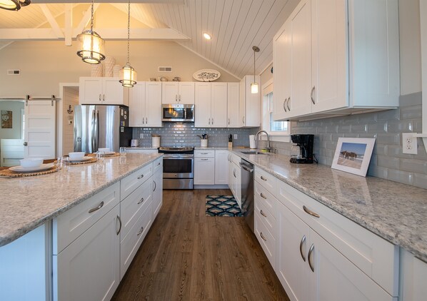 Kjøleskap, mikrobølgeovn, ovn og kokeplater