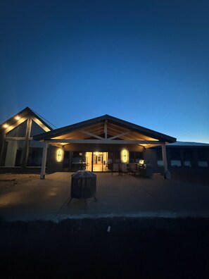 Exterior - Spacious 4-bedroom Lake House with Private Lake access on Ochoco Reservoir (Prineville)