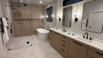 Shower, hair dryer, bidet, towels