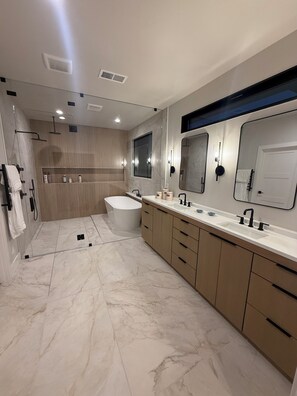 Shower, hair dryer, bidet, towels - Spacious 4-bedroom Lake House with Private Lake access on Ochoco Reservoir (Prineville)