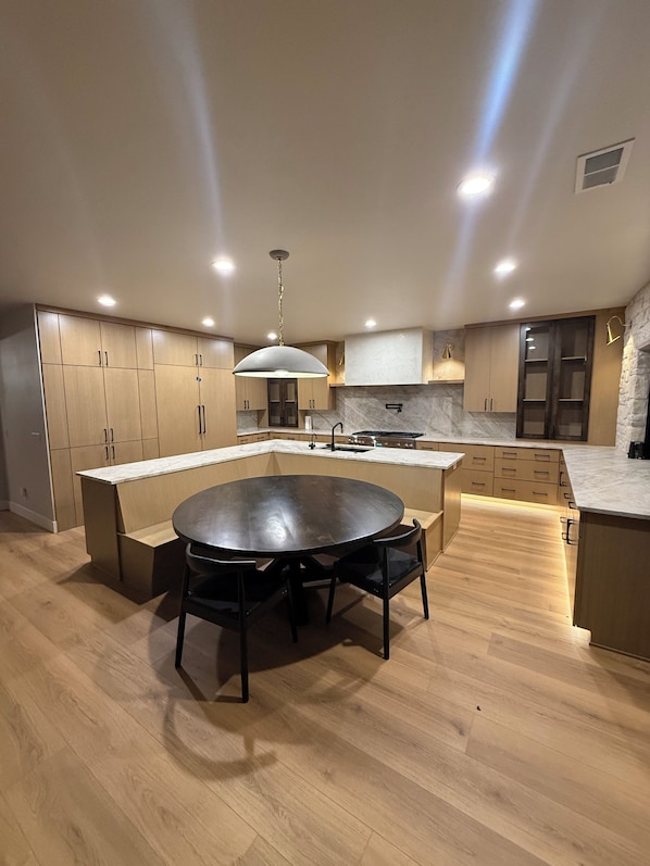 Dining - Spacious 4-bedroom Lake House with Private Lake access on Ochoco Reservoir (Prineville)