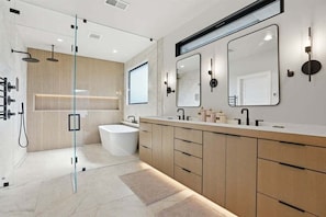Douche, séchoir à cheveux, bidet, serviettes fournies