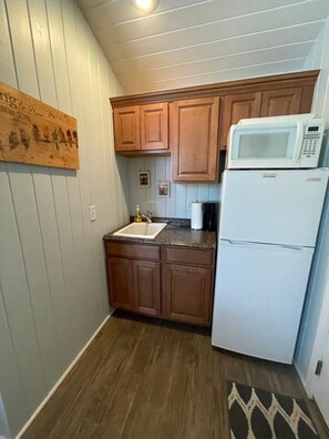 Kühlschrank, Mikrowelle, Wasserkocher mit Kaffee-/Teezubehör