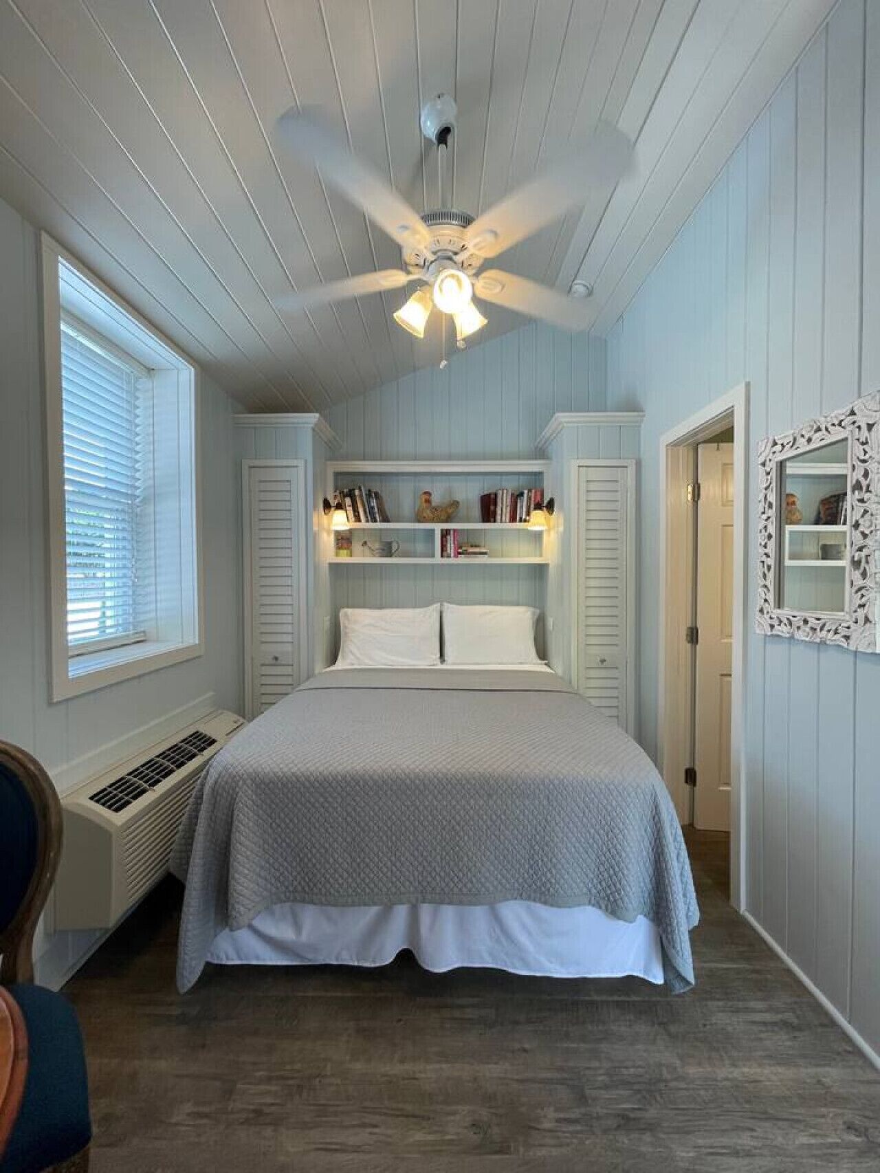 Skrivebord, strygejern/strygebræt, Wi-Fi