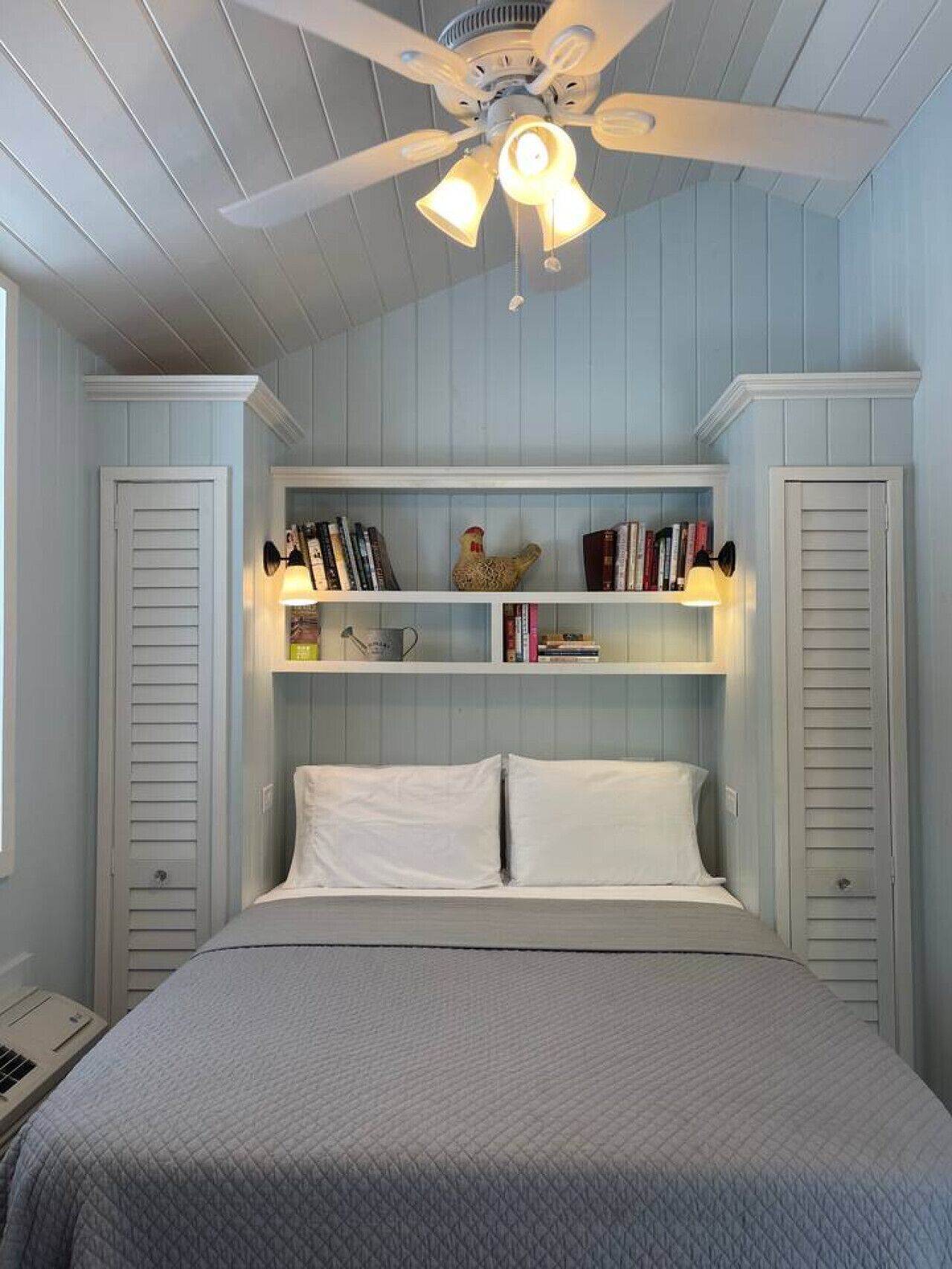 Escritorio, tabla de planchar con plancha y wifi 