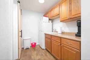 Private kitchen - Cute Tiny House Guest Cottage 3 miles to LU (Lynchburg)