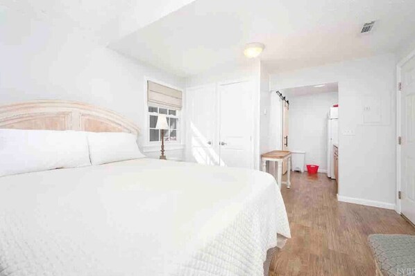 Room - Cute Tiny House Guest Cottage 3 miles to LU (Lynchburg)