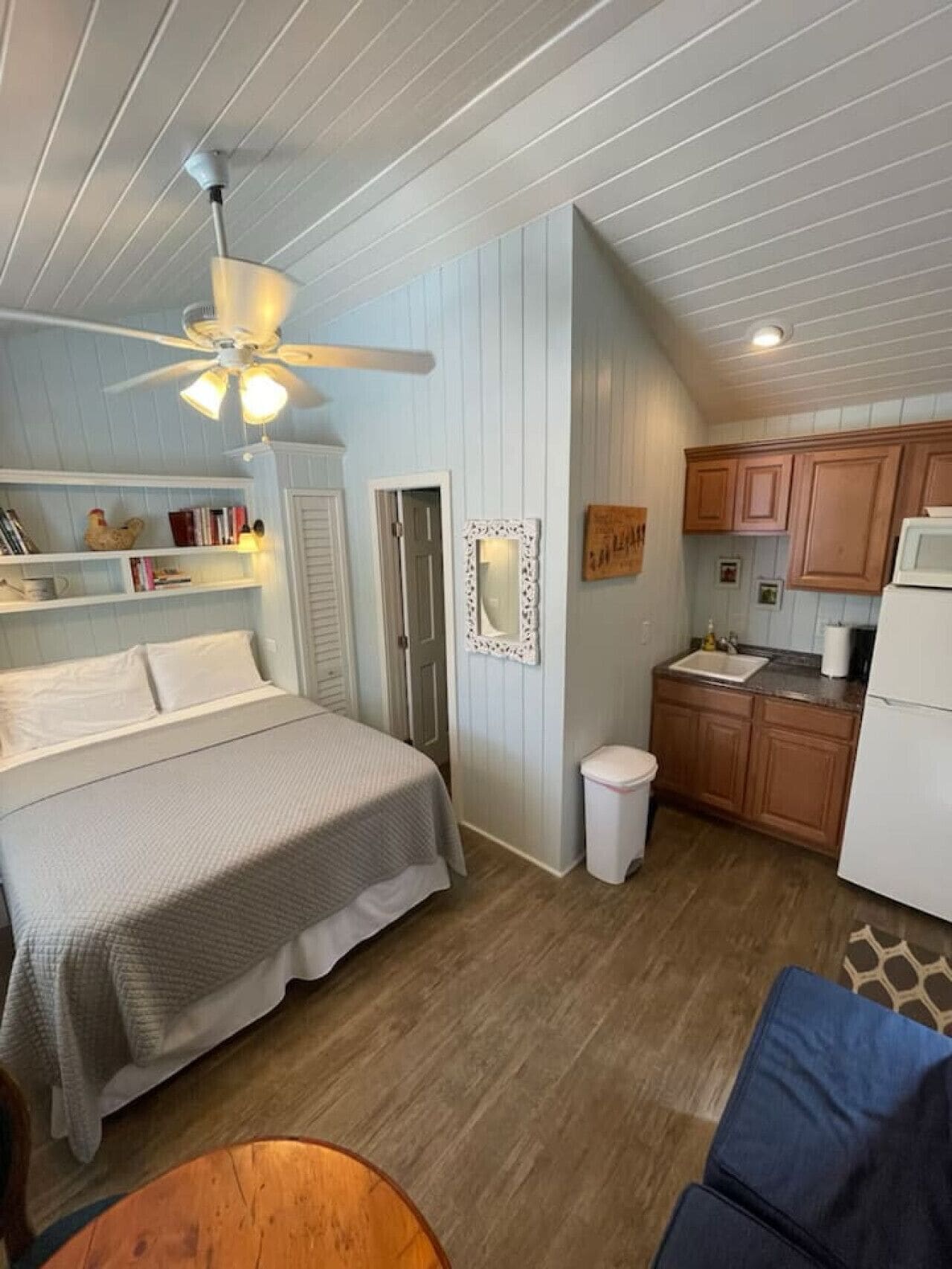 Desk, iron/ironing board, WiFi, bed sheets