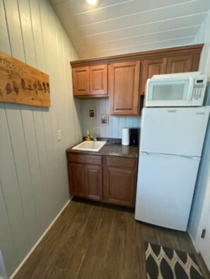 Private kitchen - Cute Tiny Barn Studio 3 Miles to LU (Lynchburg)