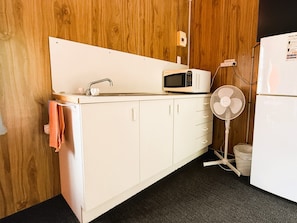Grand réfrigérateur, micro-ondes, chaise haute