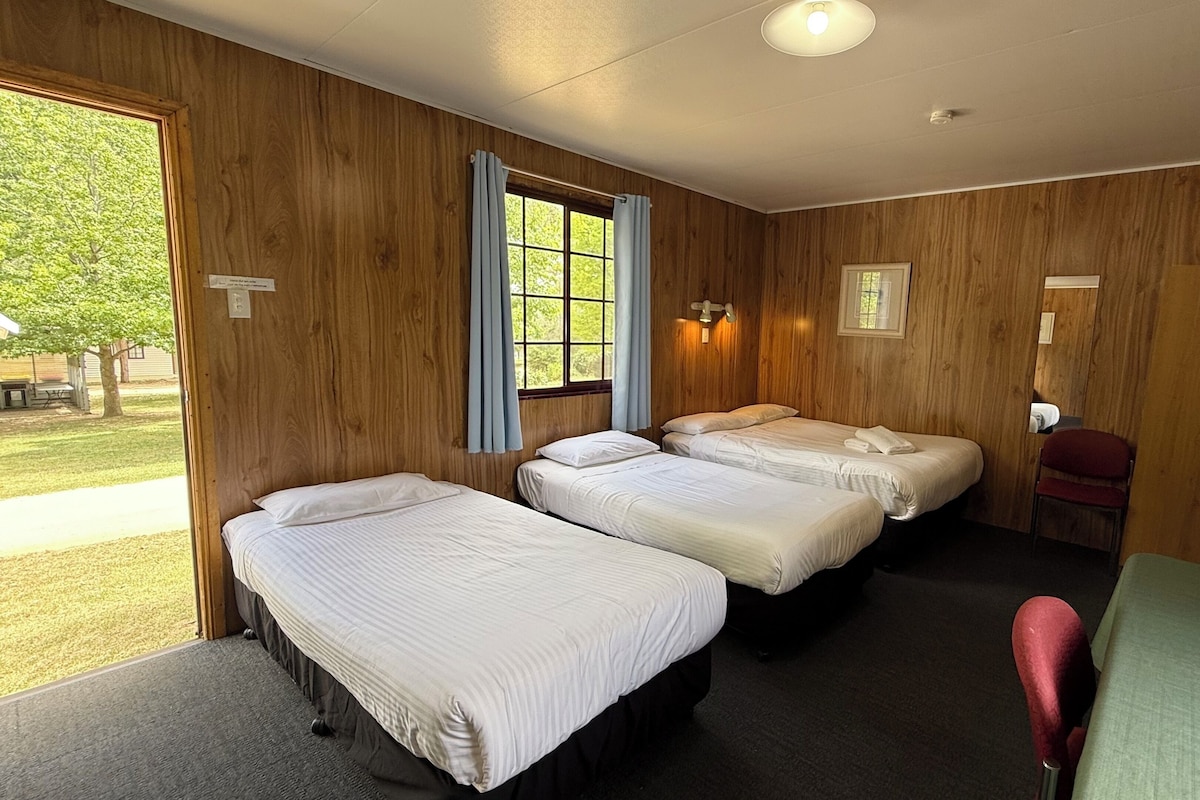 Comfort-mökki, patio, jokinäköala | Silitysrauta/-lauta, ilmainen Wi-Fi, vuodevaatteet