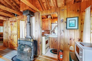 Fridge, microwave, stovetop, coffee/tea maker - Lake Views! Small Group Getaway in Northport (Northport)