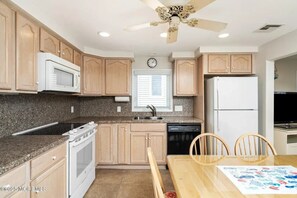 Mikrovågsugn, ugn, spishäll och diskmaskin