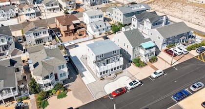 OCEAN BLOCK LAVALLETTE GETAWAY STEPS TO THE BEACH PRIVATE PORCH SLEEPS 9