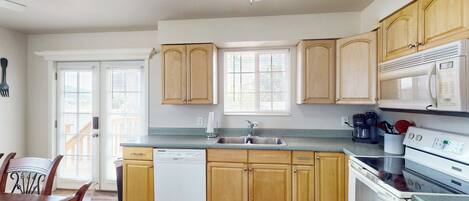 Réfrigérateur, four à micro-ondes, surface de cuisson, lave-vaisselle