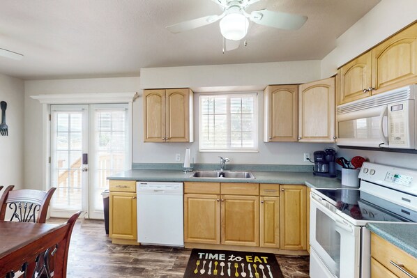 Fridge, microwave, stovetop, dishwasher