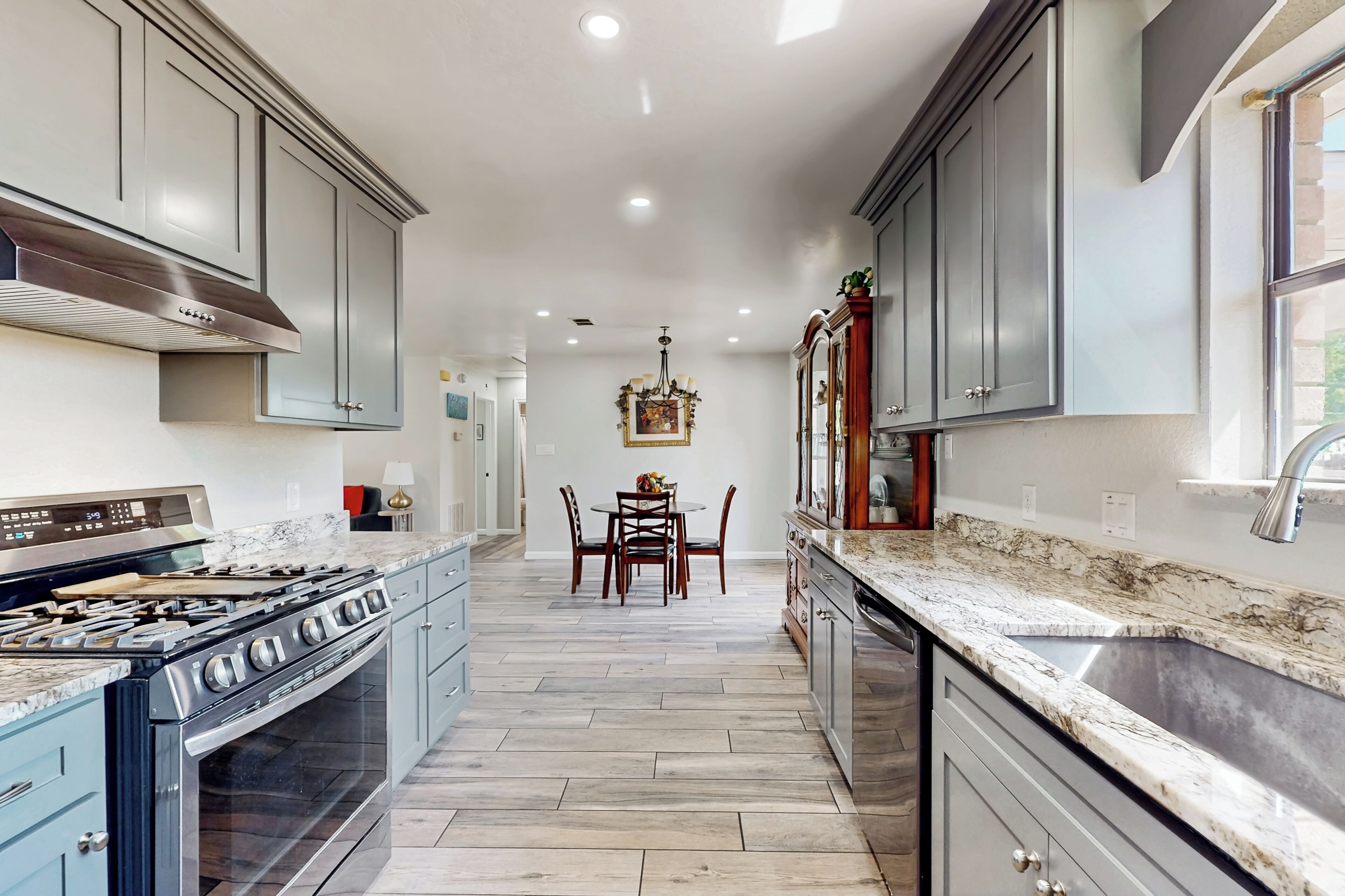 Réfrigérateur, micro-ondes, plaque de cuisson, lave-vaisselle