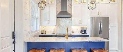 Refrigerador, microondas, parrilla de estufa y lavavajillas