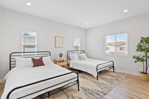 3 bedrooms, iron/ironing board, WiFi - Modern 3-Bed Luxury Retreat • Spacious, Stylish & Centrally Located (Midway City)