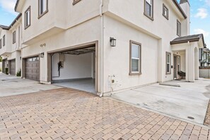 Exterior - Modern 3-Bed Luxury Retreat • Spacious, Stylish & Centrally Located (Midway City)