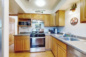 Jääkaappi, mikroaaltouuni, liesi, astianpesukone