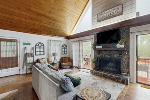 Fernseher, Kamin, Bücher