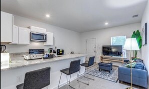Microwave, oven, stovetop - New Home with Style! Near downtown San Antonio (San Antonio)