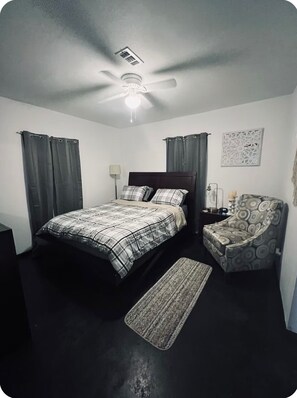 Escritorio, tabla de planchar con plancha y wifi gratis 