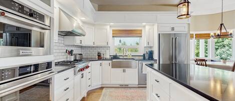 Fridge, microwave, stovetop, dishwasher