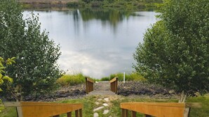A pathway leading to a body of water with benches on either side. - Patio & On-Site Fishing! Plummer Lake Escape (Centralia)