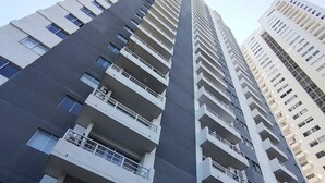 A high-rise building with multiple balconies and a modern architectural design. - Apartment in Cartagena Torices near the sea of Marbella (Cartagena de Indias)