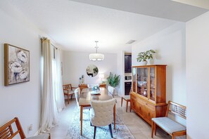 Dining - Gateway to Orlando Theme Parks! Dog-Friendly Haven (Groveland)