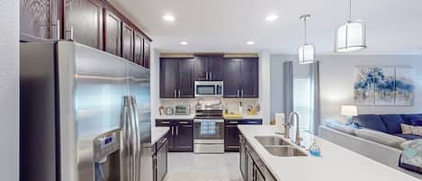 Kjøleskap, mikrobølgeovn, kokeplater og oppvaskmaskin