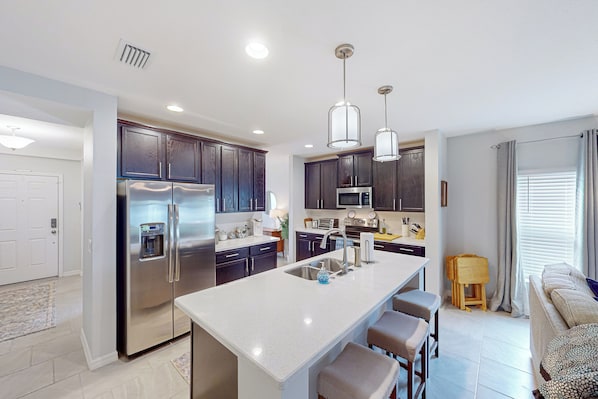 Fridge, microwave, stovetop, dishwasher - Gateway to Orlando Theme Parks! Dog-Friendly Haven (Groveland)