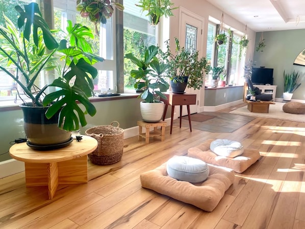 Interior - Mountain Views, Moose Sightings, 3 min to Airport (Anchorage)