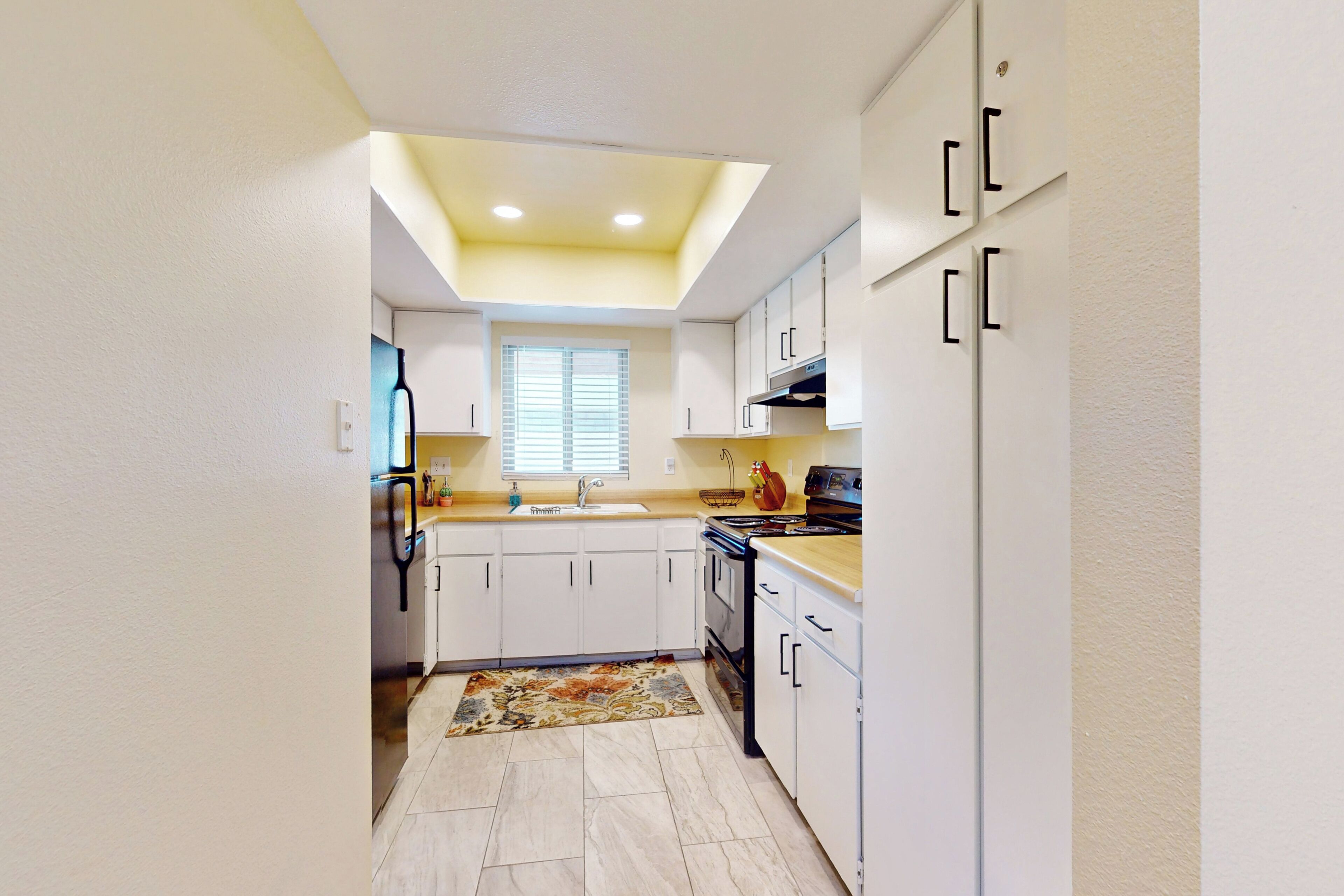 Kjøleskap, mikrobølgeovn, kokeplater og oppvaskmaskin