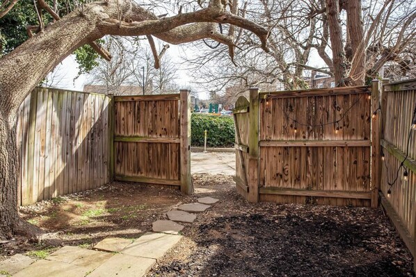 Property grounds - Steps from Metro | Cozy Old Town Oasis |Retro Vibe (Alexandria)